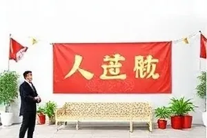 深夜台灯下的书页与一支停在中途的笔