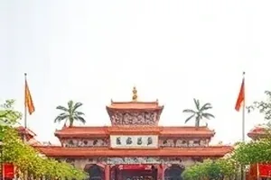夏日午后铁皮屋顶泛着热浪，远处是低矮的楼层