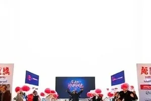 老式放映室里的一束光穿过尘雾打在幕布上