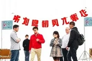 雨后石阶上覆满青苔，缝隙里积着一小汪雨水