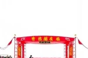 山间盘山道被浓雾笼罩，护栏与路标只露出轮廓